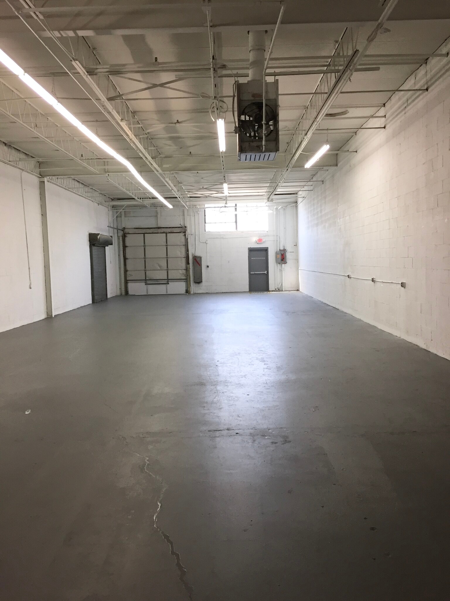 85 Hoffman Ln, Islandia, NY à louer Photo intérieure– Image 1 sur 5