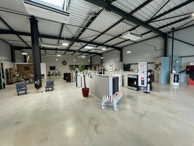 Plus de détails pour Local commercial à louer