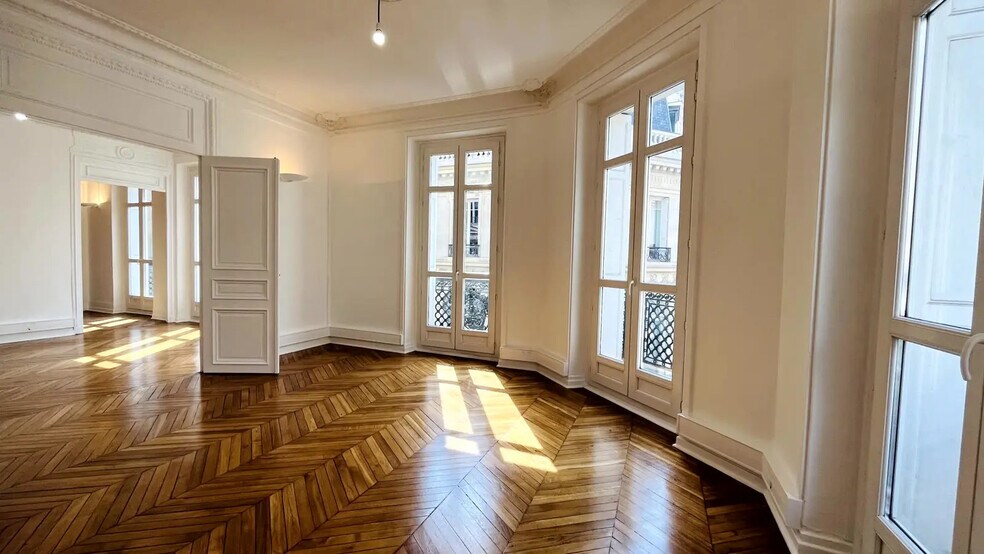 30 Rue Cambacérès, Paris à louer - Photo de l’immeuble – Image 2 sur 8