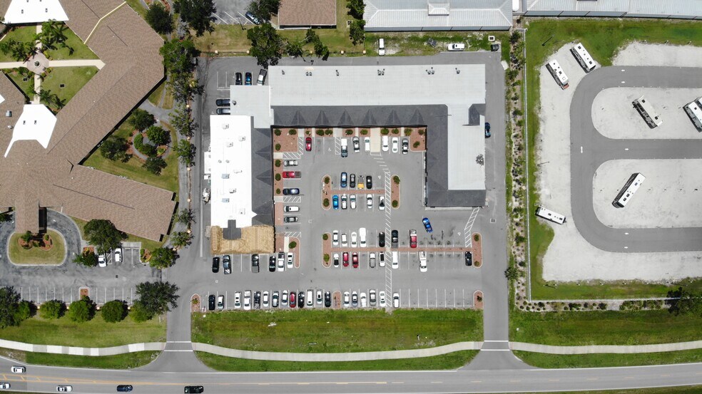 24901 Sandhill Blvd, Punta Gorda, FL à louer - Photo de l’immeuble – Image 3 sur 18