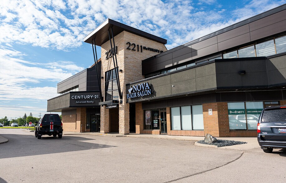2211 Mcphillips St, Winnipeg, MB à louer - Photo de l’immeuble – Image 2 sur 4
