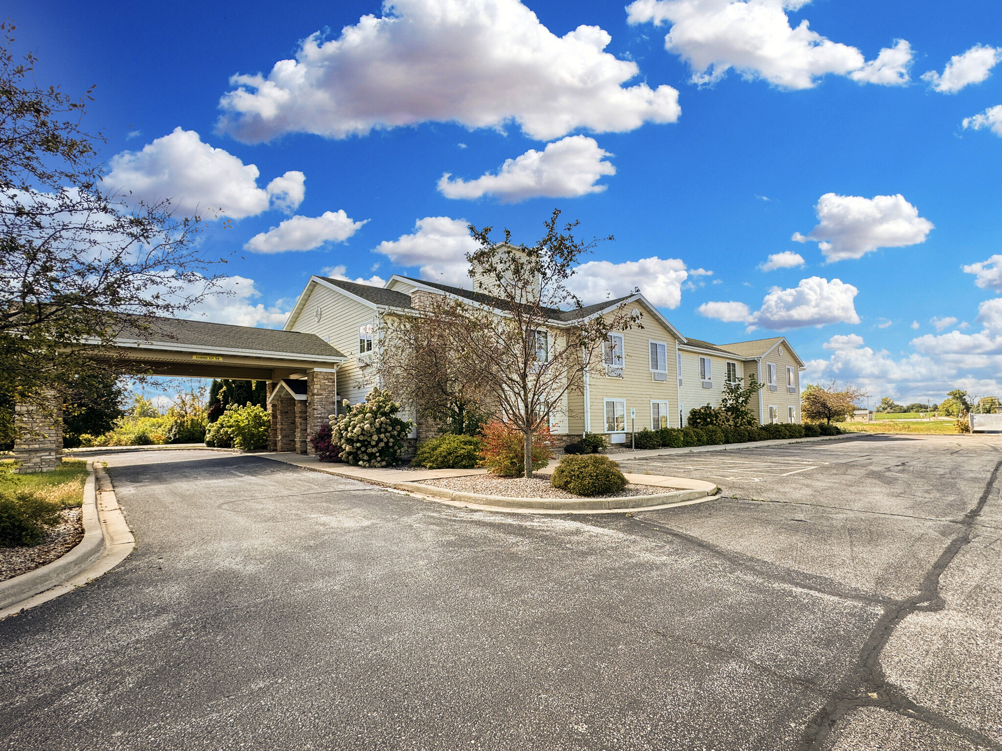 1515 Planeview Dr, Oshkosh, WI à vendre Photo de l’immeuble– Image 1 sur 31