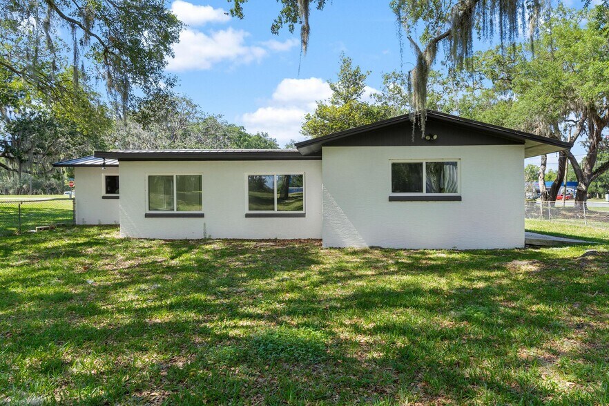 109 W Lakeview St, Lady Lake, FL à louer - Photo de l’immeuble – Image 3 sur 10