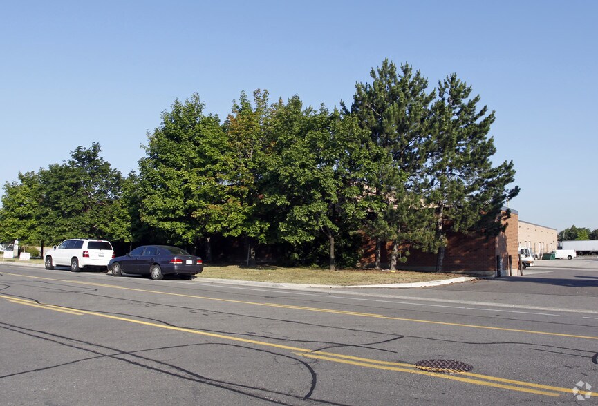 401 Traders Blvd E, Mississauga, ON à louer - Photo de l’immeuble – Image 2 sur 2