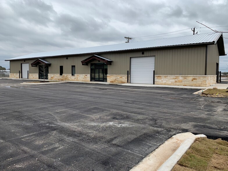 171 Springs Ln, Dripping Springs, TX à louer - Photo de l’immeuble – Image 1 sur 4