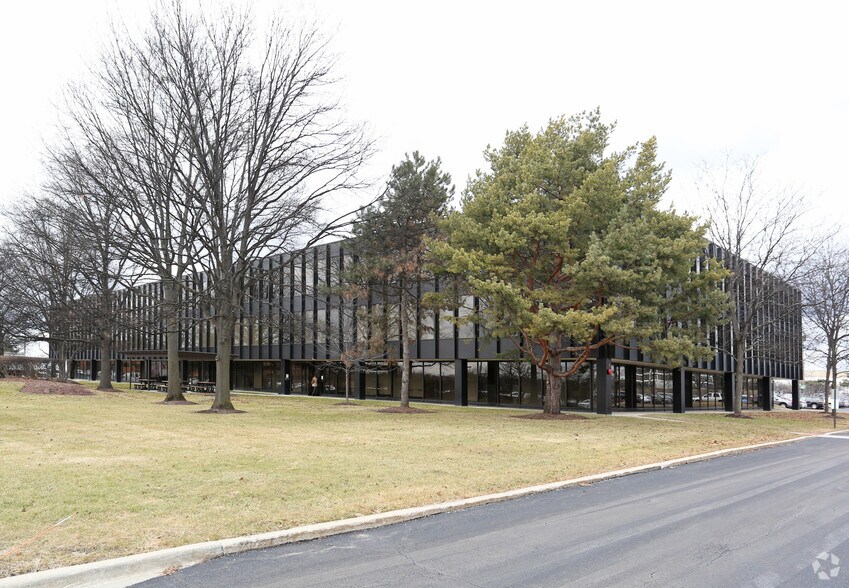 2222 Kensington Ct, Oak Brook, IL à louer - Photo de l’immeuble – Image 2 sur 3