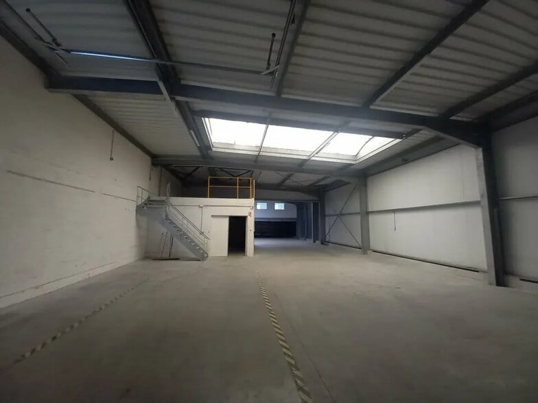 Local d’activités dans Cormelles-le-Royal à louer - Photo intérieure – Image 2 sur 7