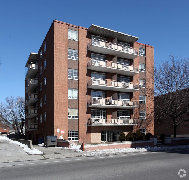 250 Cosburn Ave, Toronto, ON à vendre - Photo principale – Image 1 sur 2