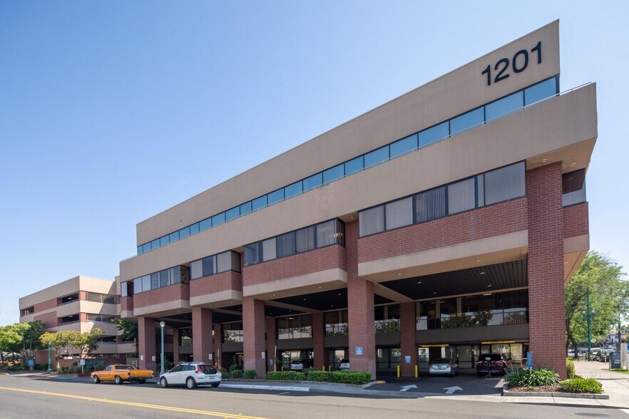 1201 Alhambra Blvd, Sacramento, CA à louer - Photo de l’immeuble – Image 3 sur 11