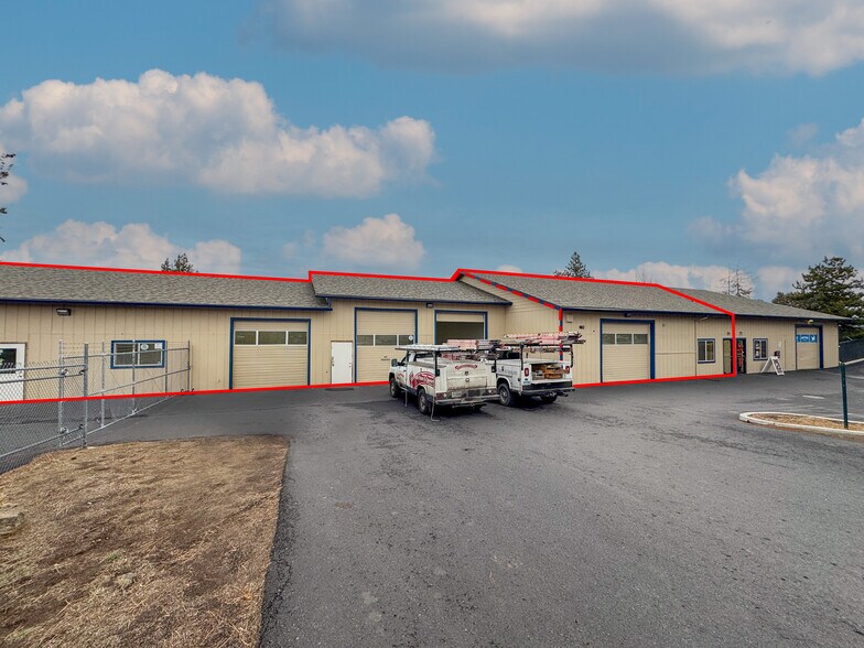 902 SE Textron Dr, Bend, OR à louer - Photo de l’immeuble – Image 2 sur 10