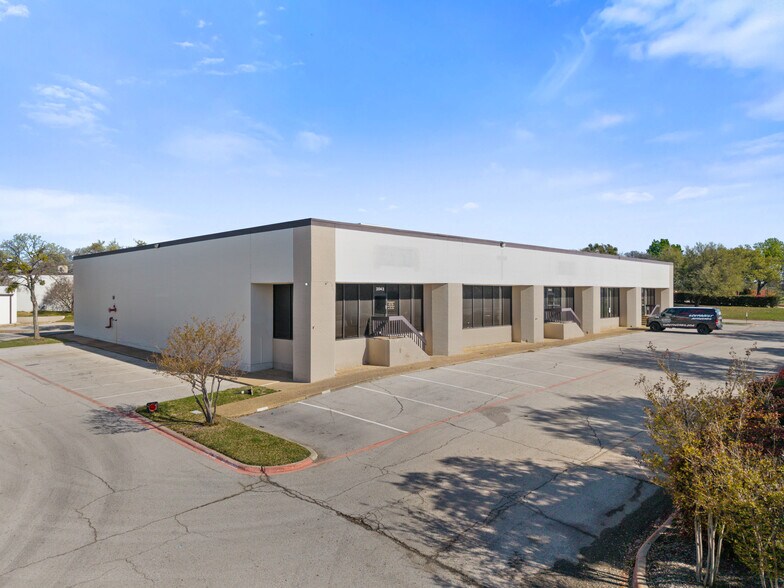 2108-2110 Hurd Dr, Irving, TX à louer - Photo principale – Image 1 sur 1