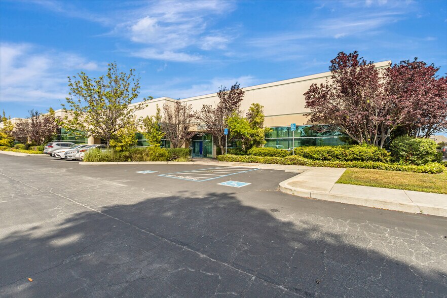 633-651 Giguere Ct, San Jose, CA à vendre - Photo de l’immeuble – Image 1 sur 12
