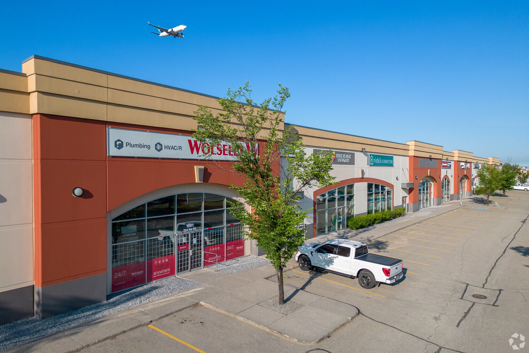 1655-1695 32nd Ave NE, Calgary, AB à louer Photo principale– Image 1 sur 6