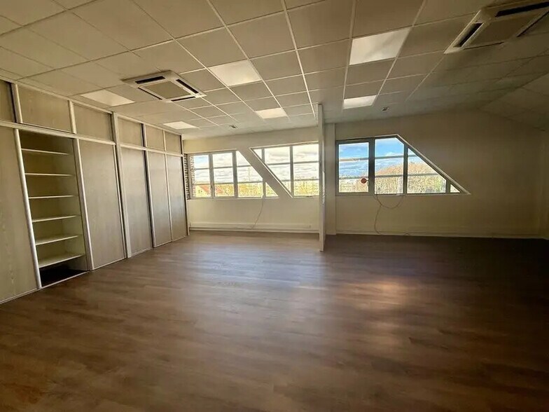 Bureau dans Beauvais à louer - Photo de l’immeuble – Image 2 sur 22