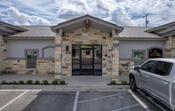 2200 N AW Grimes, Round Rock, TX à louer Photo de l’immeuble– Image 1 sur 19