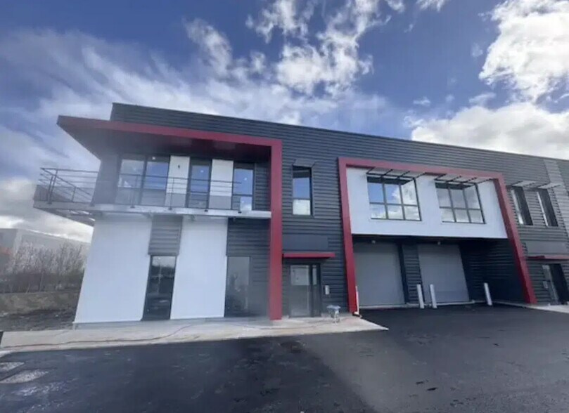 Local d’activités dans Ferrières-en-Brie à louer - Photo de l’immeuble – Image 3 sur 5