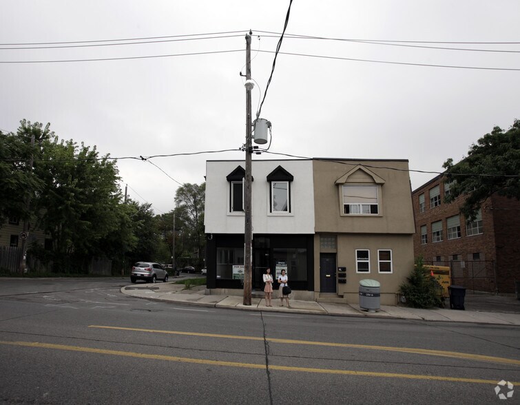 347-349 Jones Ave, Toronto, ON à vendre - Photo de l’immeuble – Image 2 sur 2