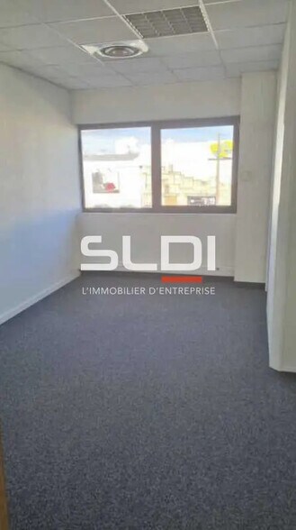 Local commercial dans Saint-Priest à louer - Photo de l’immeuble – Image 3 sur 8