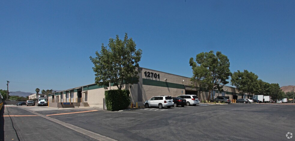 12701 Van Nuys Blvd, Pacoima, CA à louer - Photo de l’immeuble – Image 1 sur 36