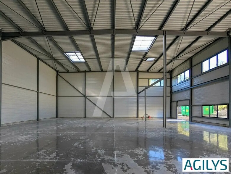 Local d'activités dans Ollainville à vendre - Photo de l’immeuble – Image 3 sur 12