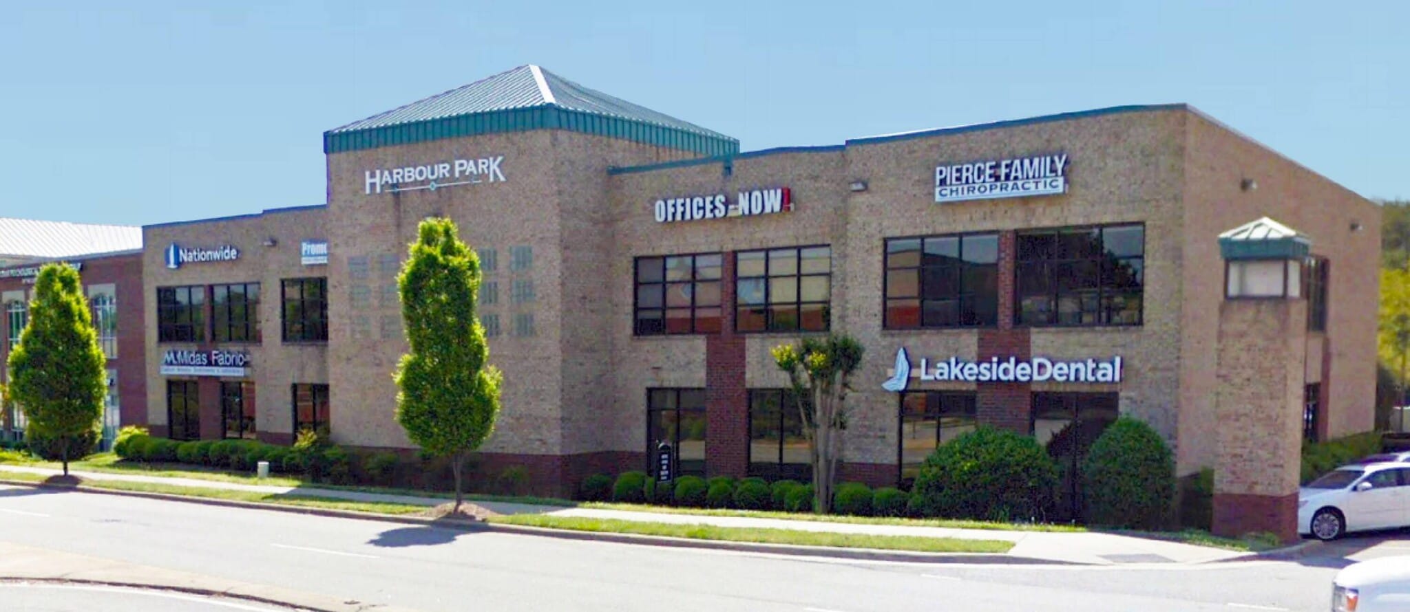 19824 W Catawba Ave, Cornelius, NC à louer Photo de l’immeuble– Image 1 sur 12