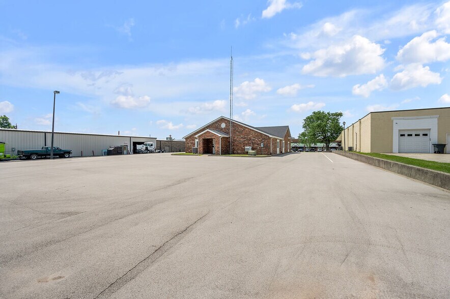 250 Crossfield Dr, Versailles, KY à vendre - Photo de l’immeuble – Image 3 sur 15