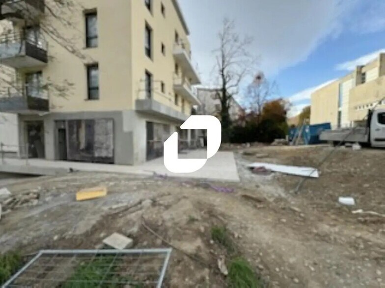 Local commercial dans Voiron à louer - Photo de l’immeuble – Image 3 sur 7