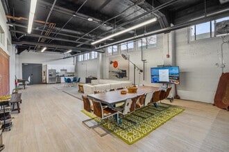 2744 E 11th St, Oakland, CA à louer Photo de l’immeuble– Image 2 sur 8