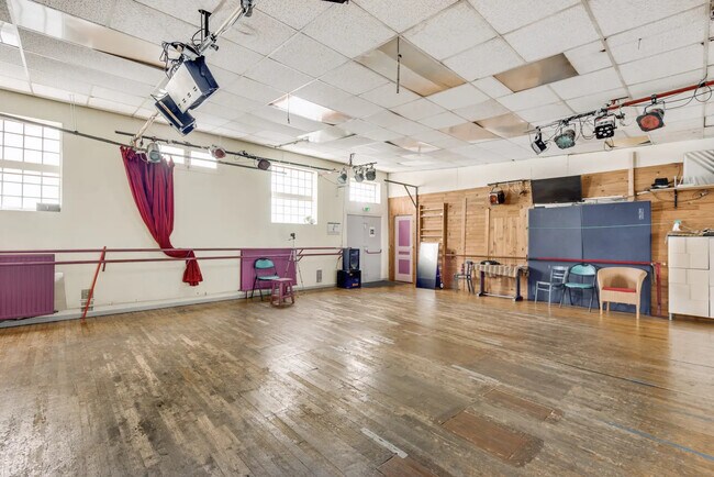 Plus de détails pour Local d’activités à vendre