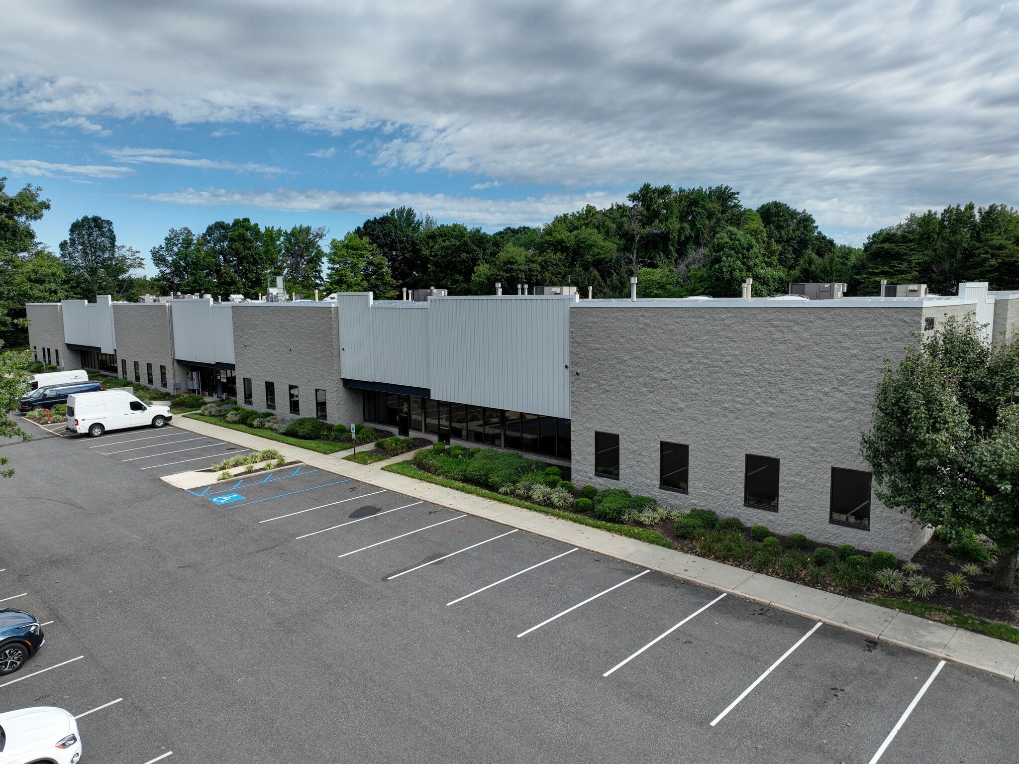201 Commerce Dr, Moorestown, NJ à louer Photo de l’immeuble– Image 1 sur 3