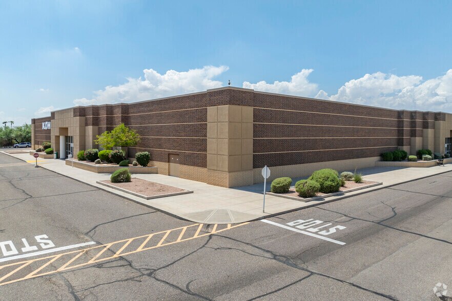 4637 E Chandler Blvd, Phoenix, AZ à vendre - Photo principale – Image 1 sur 5