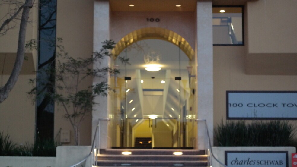 100 Clock Tower Pl, Carmel, CA à louer - Hall d’entrée – Image 3 sur 7