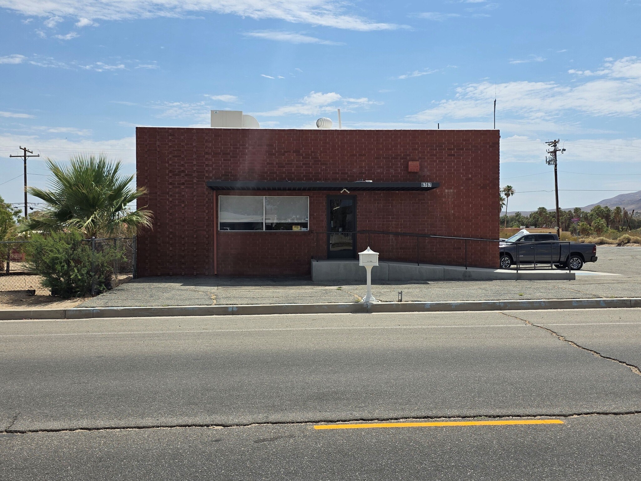 6767 Adobe Rd, Twentynine Palms, CA à vendre Photo de l’immeuble– Image 1 sur 10