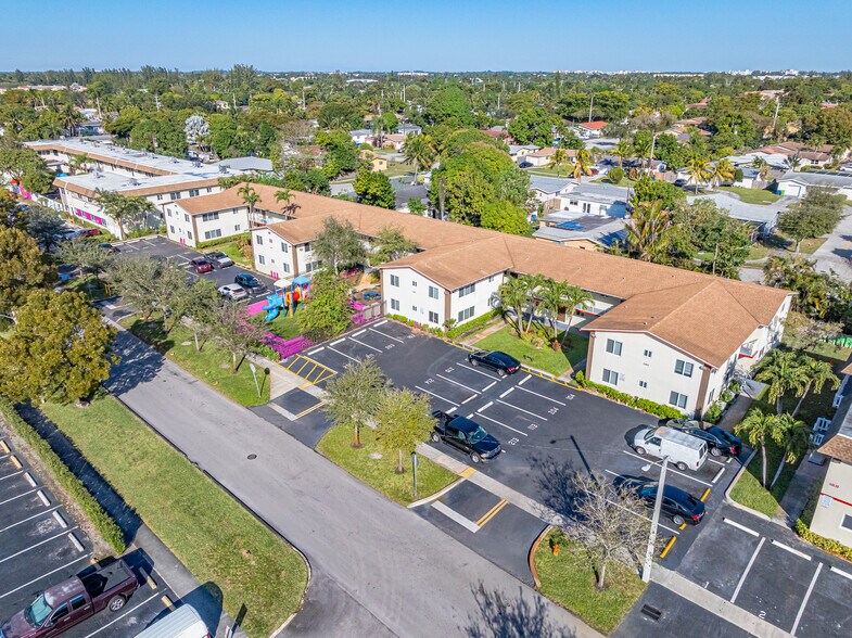 5971 NW 17th Pl, Sunrise, FL à vendre - Photo de l’immeuble – Image 2 sur 43
