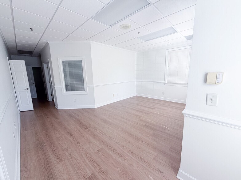 295 W Crossville Rd, Roswell, GA à louer - Photo de l’immeuble – Image 3 sur 17