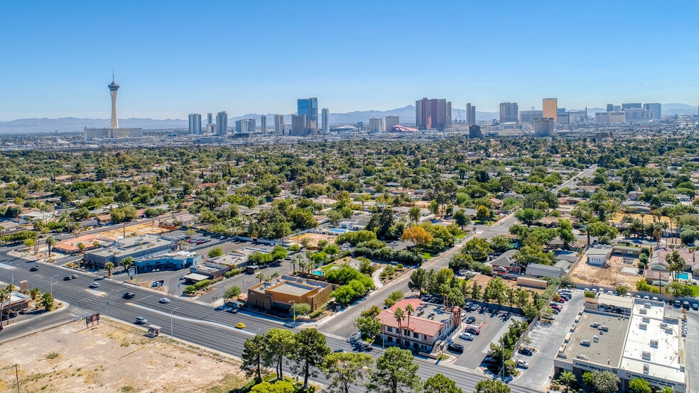 2801 W Charleston Blvd, Las Vegas, NV à louer - Aérien – Image 2 sur 8