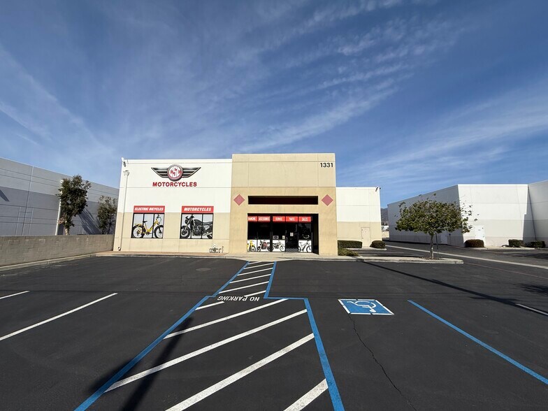 1331 Foothill Blvd, Azusa, CA à vendre - Photo de l’immeuble – Image 3 sur 12