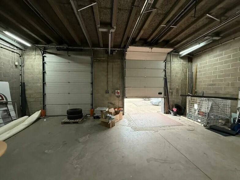 Local d’activités dans Louvres à louer - Photo de l’immeuble – Image 2 sur 3