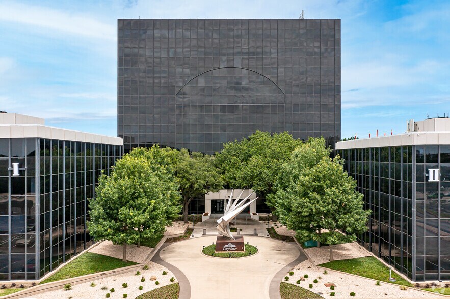 1255 W 15th St, Plano, TX à louer - Photo de l’immeuble – Image 1 sur 19