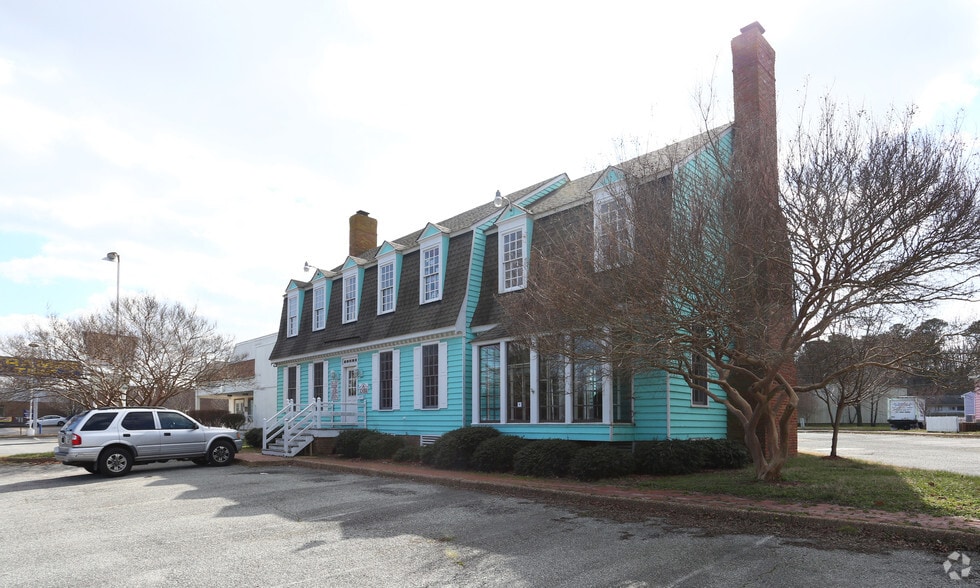 13811 Warwick Blvd, Newport News, VA à louer - Photo principale – Image 1 sur 7