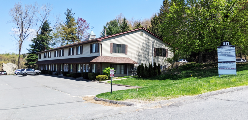 211 Schraffts Dr, Waterbury, CT à louer - Photo de l’immeuble – Image 2 sur 2