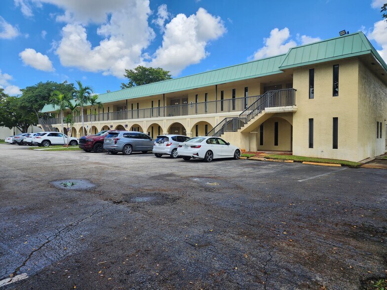 15271 NW 60th Ave, Miami Lakes, FL à louer - Photo de l’immeuble – Image 1 sur 18