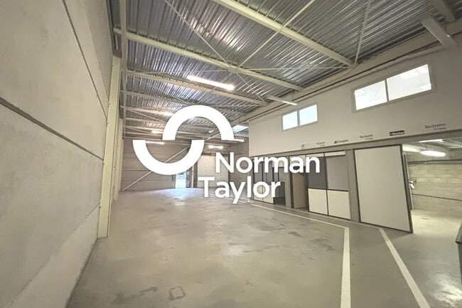 Plus de détails pour Local d'activités à louer