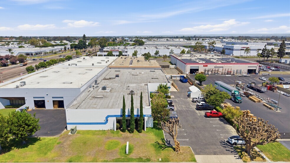 3701 W Carriage Dr, Santa Ana, CA à louer - Photo de l’immeuble – Image 3 sur 7