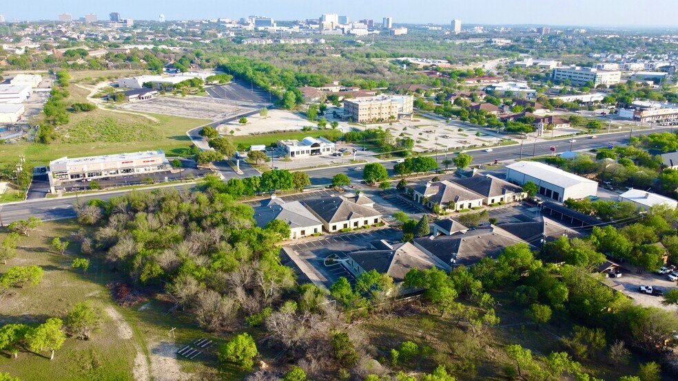9643 Huebner Rd, San Antonio, TX à louer - Photo de l’immeuble – Image 2 sur 19