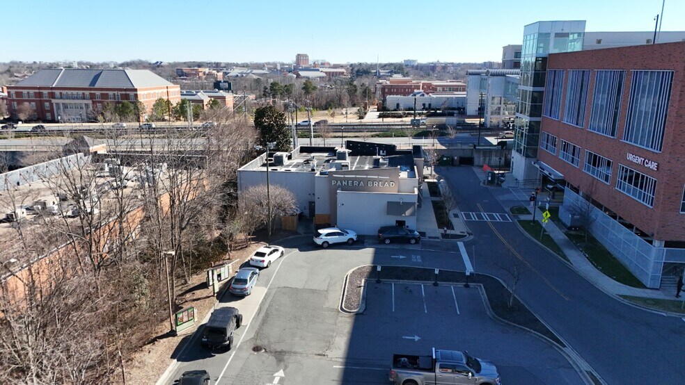 9321 Jw Clay Blvd, Charlotte, NC à louer - Photo de l’immeuble – Image 2 sur 6
