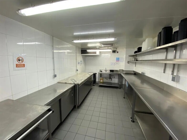 Local commercial dans Saint-Ouen-sur-Seine à louer - Photo de l’immeuble – Image 3 sur 8