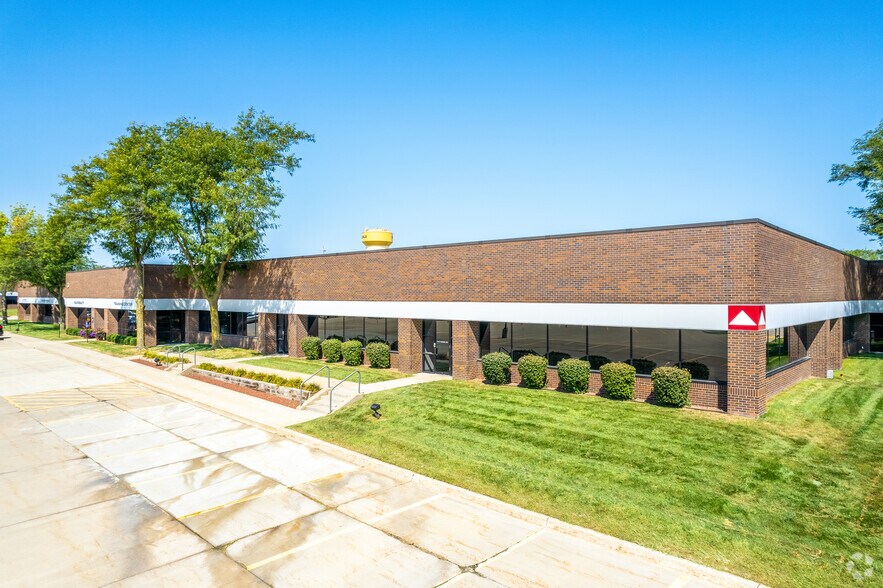 11101-11199 Aurora Ave, Urbandale, IA à louer - Photo de l’immeuble – Image 1 sur 5