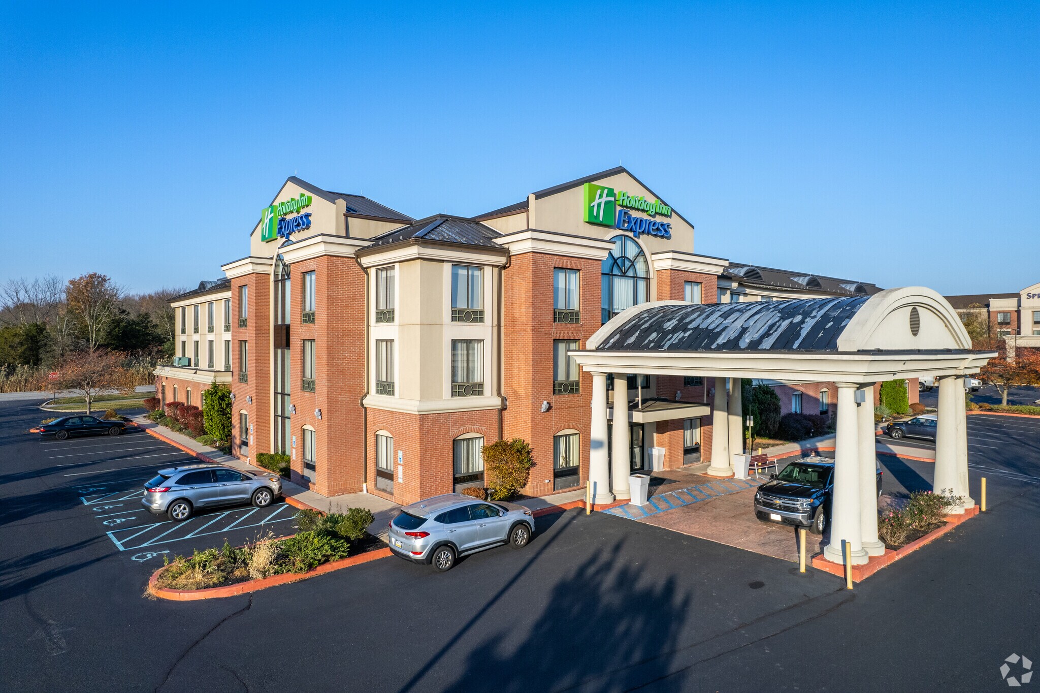 Holiday Inn Express & Suites portefeuille de 4 biens à vendre sur LoopNet.fr Photo principale– Image 1 sur 5