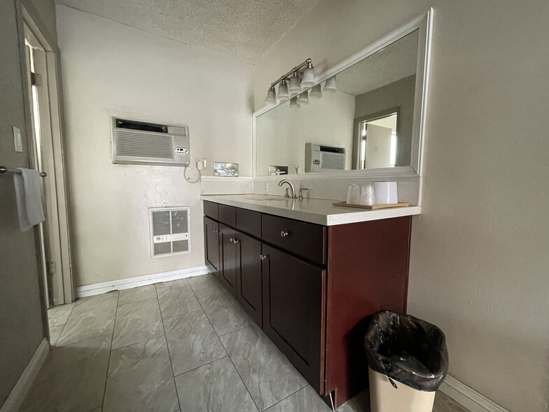 1018 E Orangethorpe Ave, Anaheim, CA à vendre - Photo de l’immeuble – Image 3 sur 22